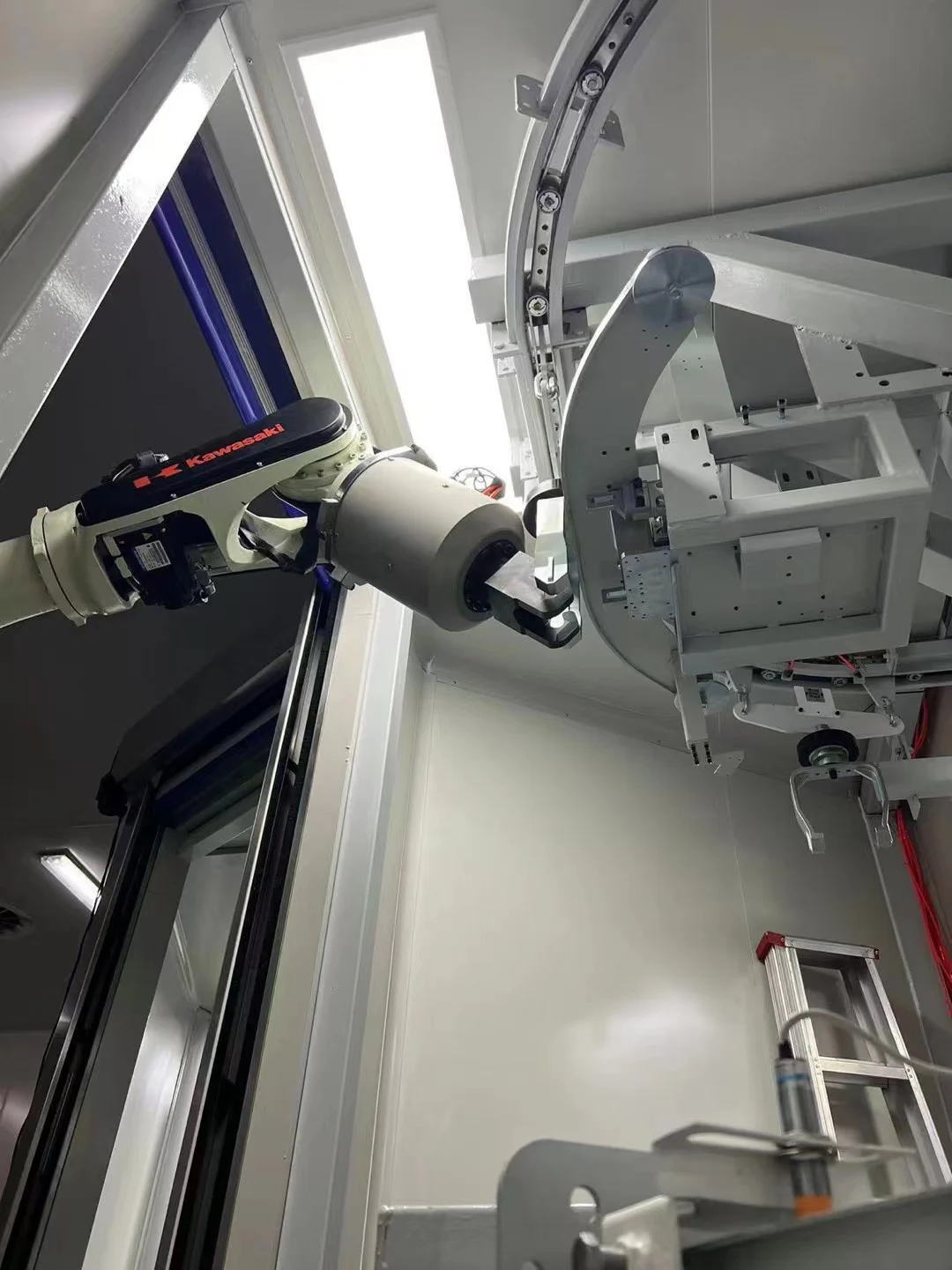 5-axis CNC machining center producing aluminum gearbox housing bearing bores and seal faces