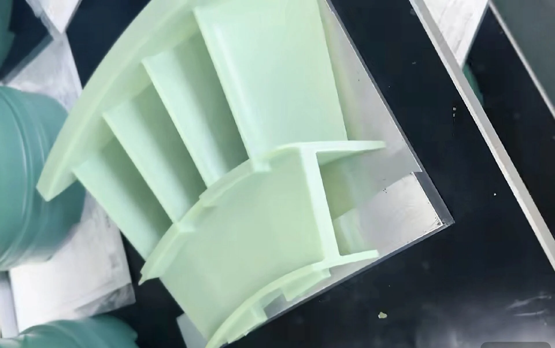 Complex airway ceramic core alignment for turbine blade investment casting