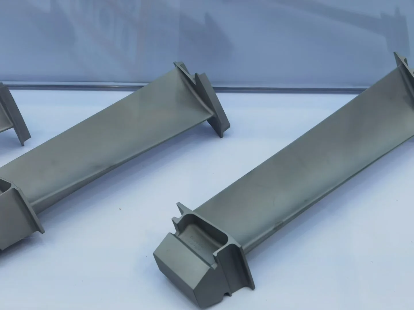 High precision Inconel 713C turbine blade vacuum investment casting with ceramic core detail