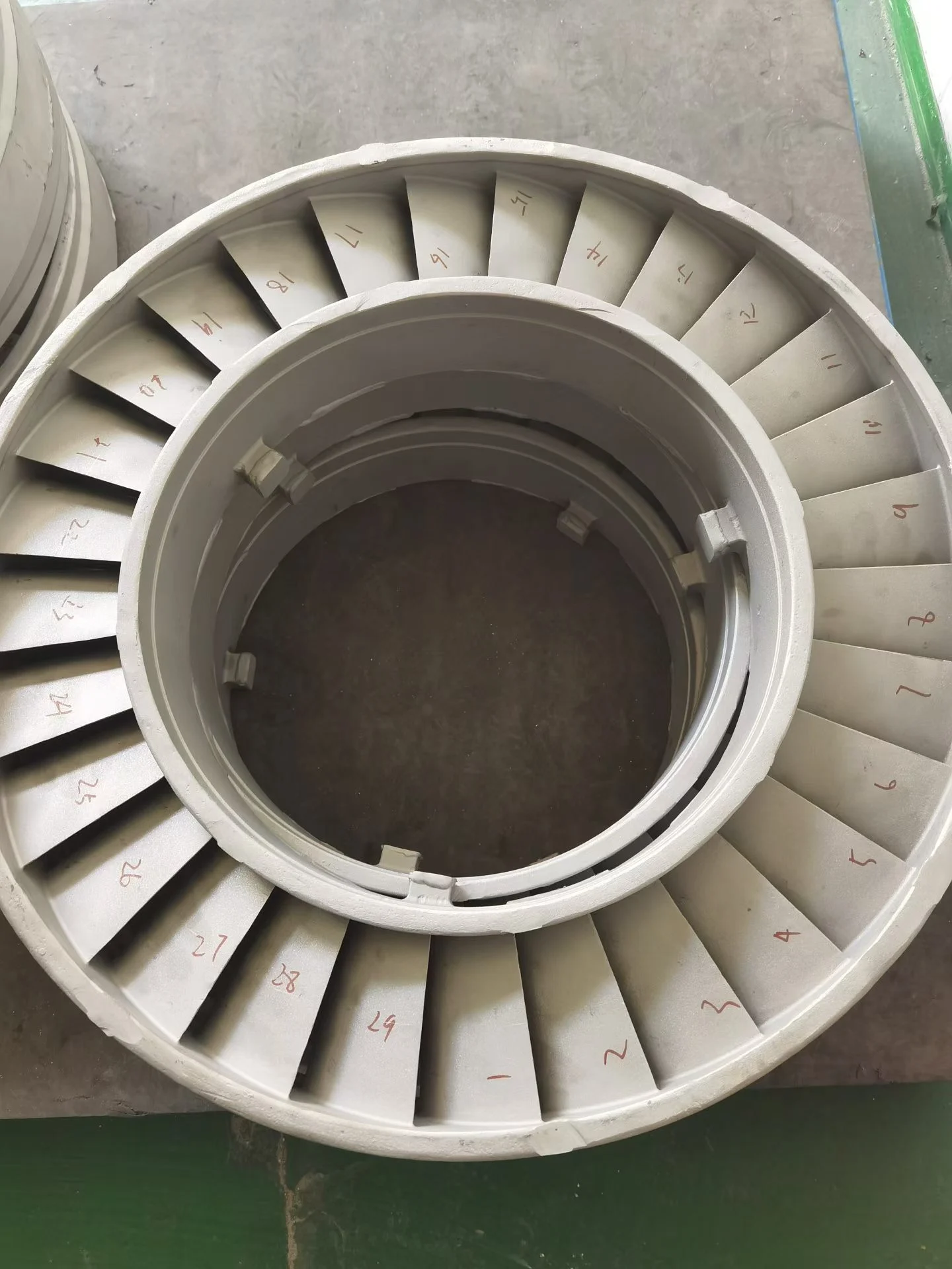 Investment cast stationary guide vane segment in high-temperature superalloy