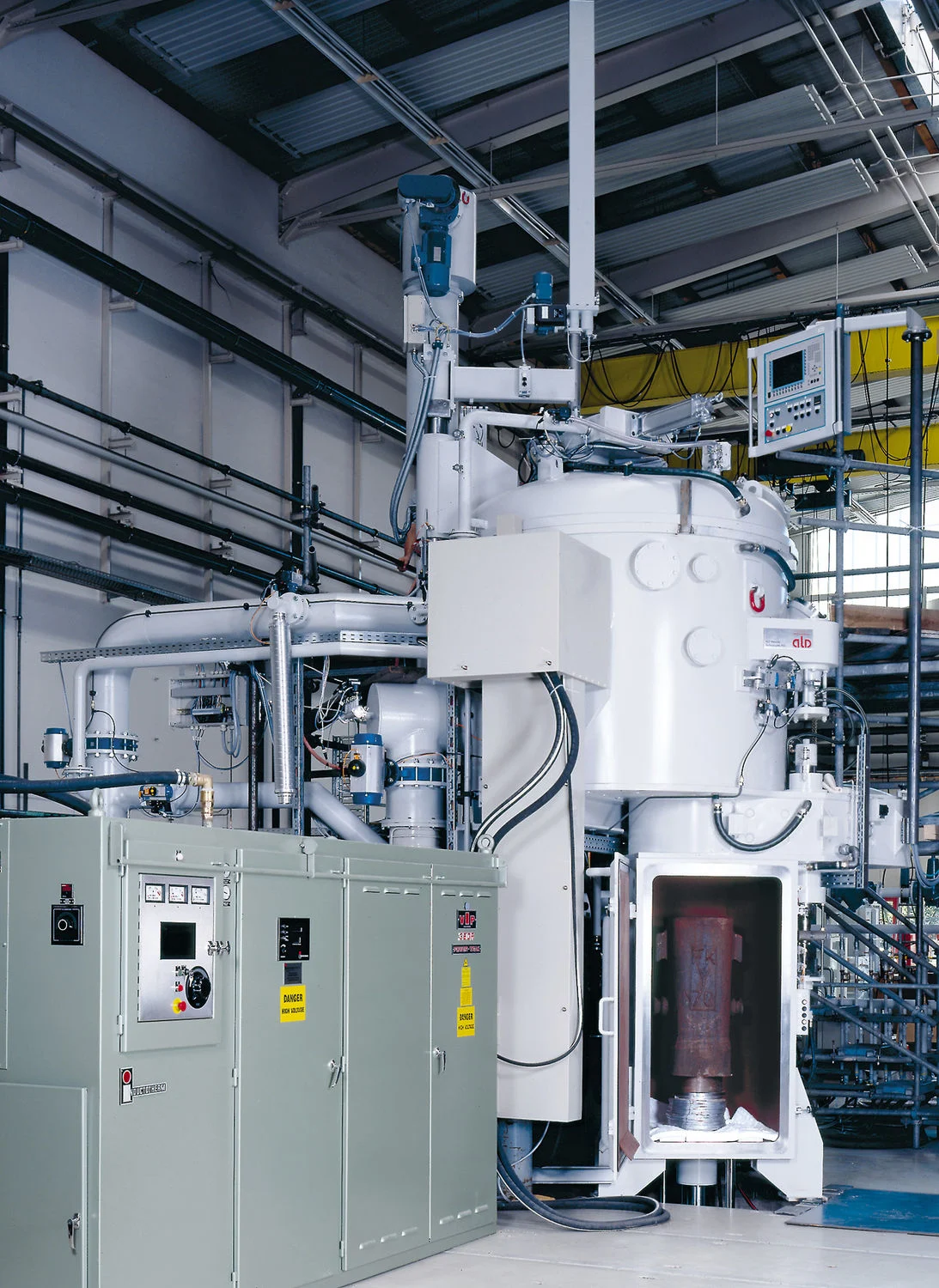 Vacuum induction melting furnace and continuous heat treatment equipment