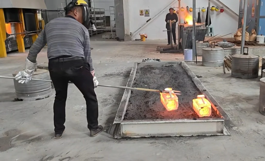 Vacuum induction melting VIM casting of nickel-base superalloy turbine blades