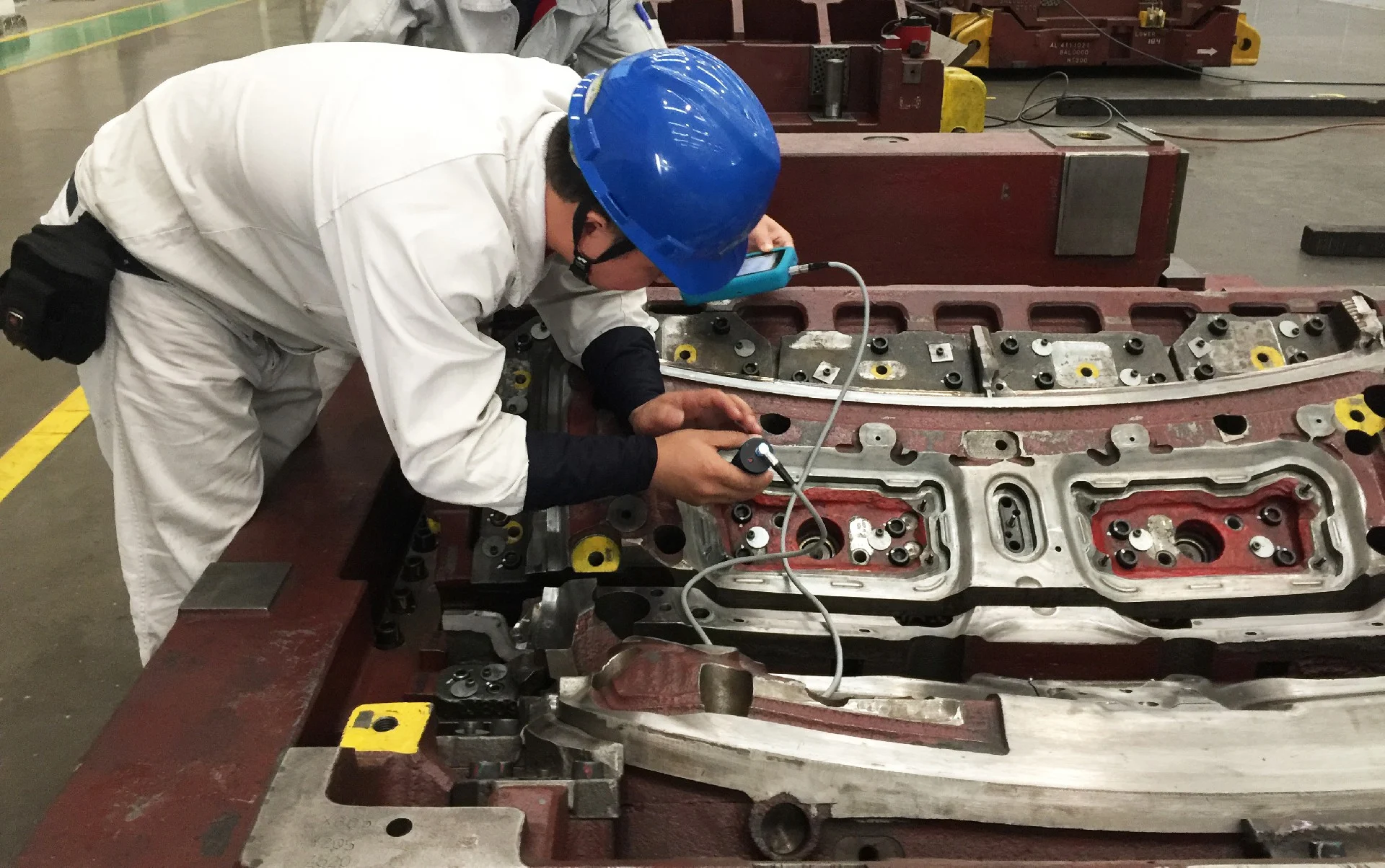 VastCasting metallurgical engineers performing DFM mold flow simulation and precision quality control